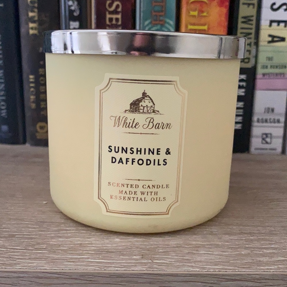 Bath & Body Works / White Barn Sunshine & Daffodils 3-wick Candle
